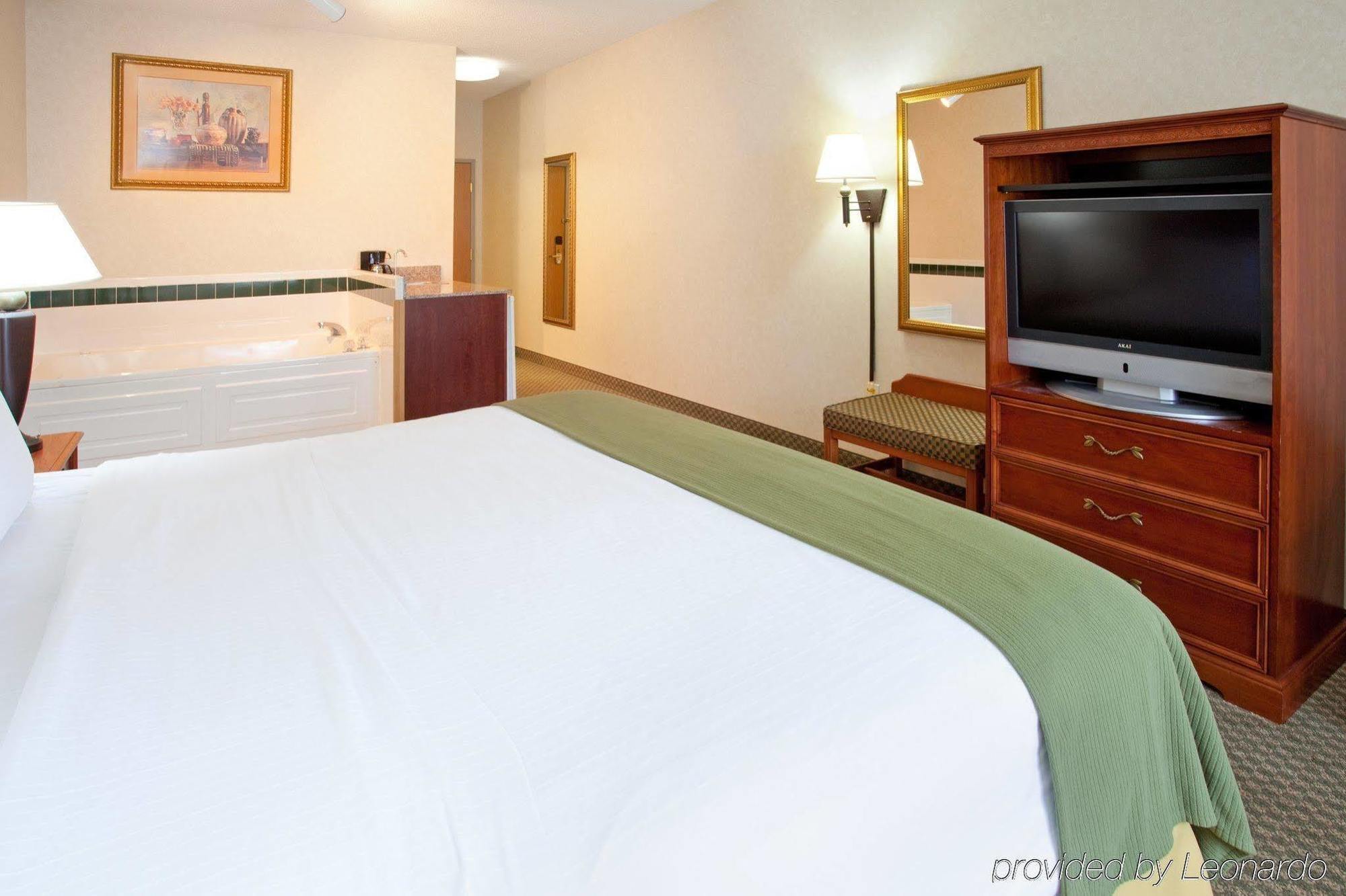 Holiday Inn Express Hotel & Suites Elkhart-South, An Ihg Hotel Room photo